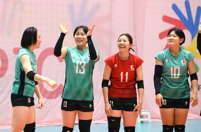 バレーボール女子準々決勝日本-カナダ 勝利後、観客席に向かって手を振る高橋朋伽(左から2人目)=駒沢体育館