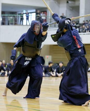 剣道男子個人決勝 優勝した柳諒志(新潟明訓・白)が攻める=長岡市市民体育館