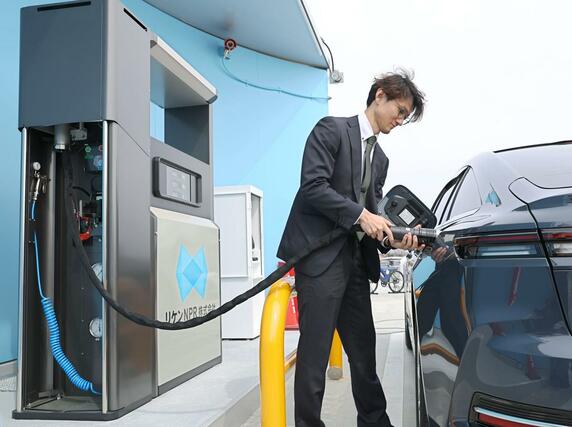 水素ステーションの開所式で行われた水素充てんのデモンストレーション＝２５日、柏崎市柳田町