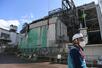 　福島第１原発３号機の廃棄物処理建屋（手前）＝２月