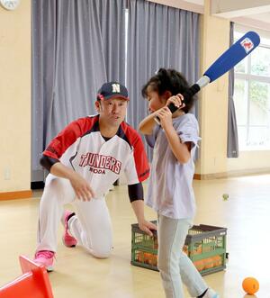 歓声を上げながらボール遊びを夢中で楽しむ園児=新潟市西区内野上新町
