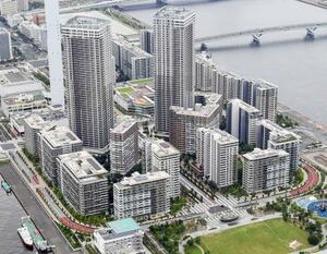 東京都中央区のマンション群=6月(共同通信社ヘリから)
