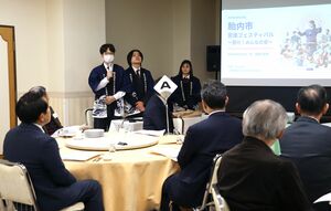 中条高校みらい応援会の役員会で自主企画したイベントの支援を求める在校生＝胎内市東本町