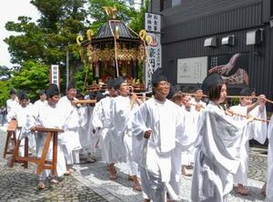 大山寺の御輿行幸=24日午前、鳥取県大山町