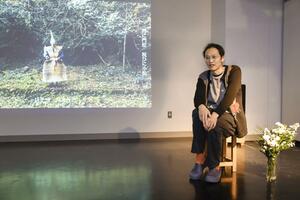 作品に込めた思いを語る深澤孝史さん＝新潟市中央区