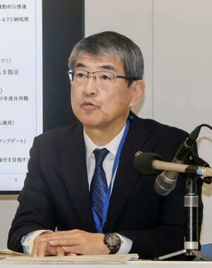 　記者会見する高知市の桑名龍吾市長＝２７日午前、高知市役所