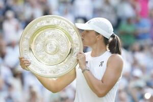女子シングルスで優勝したイガ・シフィオンテク=ウィンブルドン(共同)