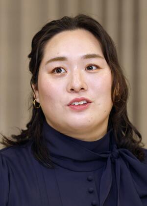 インタビューに答える陸上女子やり投げの北口榛花