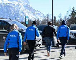 　ミラノ・コルティナ冬季パラリンピックの選手村周辺を移動するロシア選手団＝２月２８日、イタリア・コルティナダンペッツォ（共同）