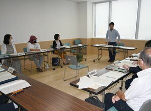 子育て支援複合施設の整備事業者を選定する委員会の初会合=糸魚川市