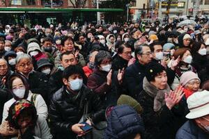 　雪が舞う中、街頭演説に集まった有権者＝７日午後、東京都内（政党ビラにモザイク加工しています）