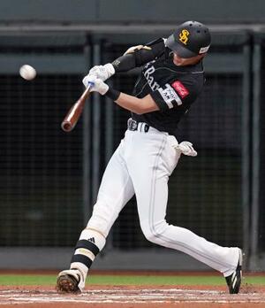 　７回ソフトバンク１死一塁、周東が右越えに２ランを放つ＝エスコンフィールド