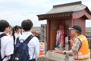 名立機雷爆発事件について講師から話を聞く生徒ら=上越市名立区名立小泊