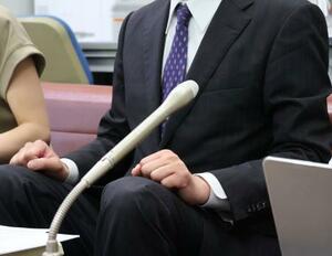 札幌地裁に提訴し、記者会見する教員だった男性=31日午前、札幌市