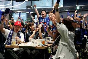 オランダ戦のパブリックビューイングで日本のゴールに盛り上がるサポーター=15日早朝、東京都文京区