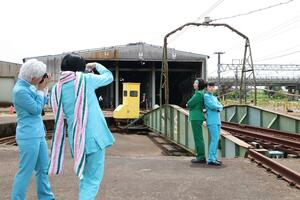 普段は入れない鉄道施設で開かれたコスプレ撮影会=5月19日、長岡市