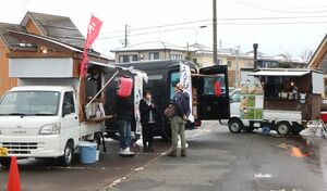 ヤスダヨーグルトの店舗前で営業する阿賀野市キッチンカー組合=同市保田