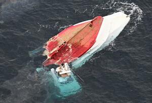 貨物船と衝突し、船体が割れた遊漁船「功成丸」の船首部分=20日午後3時51分、三重県鳥羽市沖(共同通信社ヘリから)
