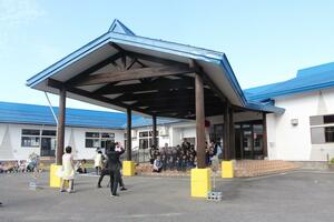 改修が終わり、園児の元気な声が響いたかわひがし保育園のセレモニー=五泉市中川新
