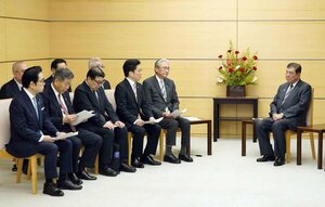 北朝鮮による拉致被害者の家族らと面会する石破首相(右)=22日、首相官邸