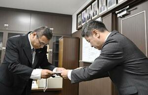 6月、香川県東かがわ市議会に申し入れを行う上村一郎市長。左は山口大輔副議長=香川県東かがわ市
