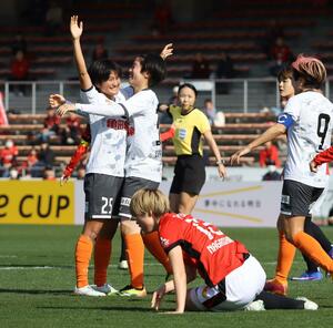 三菱重工浦和-新潟L 前半16分、勝ち越し弾を決めたDF高梨智穂(左)が両手を挙げて喜ぶ=浦和駒場スタジアム(新潟L提供)