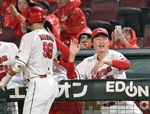 2回、2ランを放った中村奨(左)を迎える広島・新井監督=マツダ
