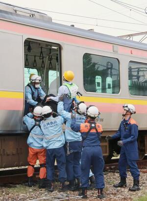 長岡消防署などが実施した電車事故対応訓練=長岡市沢田3