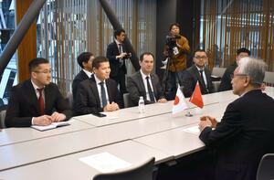 長岡市を訪問したキルギスのアラトー国際大の関係者ら=アオーレ長岡