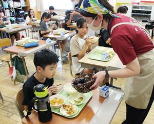 深雪なすを使った給食を味わう堀之内小の児童＝魚沼市堀之内