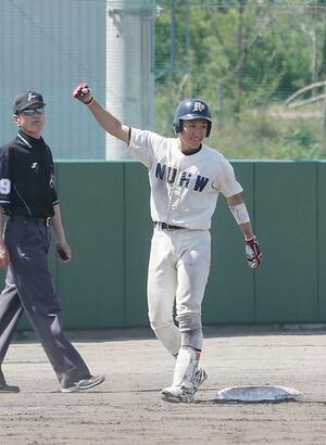 新潟医福大-新大 5回、新潟医福大の千田大凱が無死満塁から逆転の適時三塁打を放つ=新潟市北区