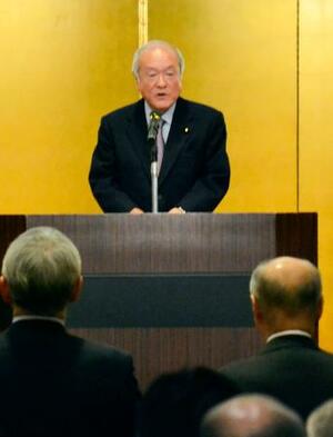 盛岡市の会合であいさつする自民党の鈴木幹事長=14日午後