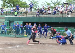 熱戦を展開した「ニトリJDリーグ」の公式戦=5月31日、上越市本城町