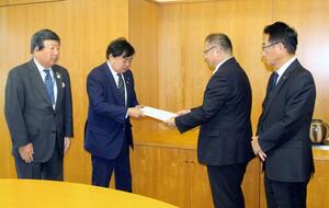 井崎規之新潟市副市長(右から2人目)に要望書を手渡す3商工会議所の会頭=11月5日、新潟市役所
