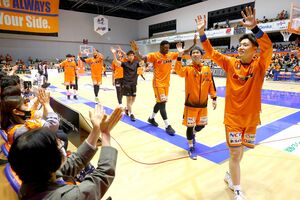 最終戦で勝利し、ファンと喜びを分かち合う新潟の選手。来季は一つでも多く勝利し、この場面をつくらなければならない=アオーレ長岡