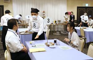 接客技術の日頃の成果を披露する参加者=9月7日、新潟市中央区弁天1