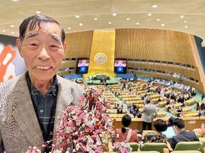 米ニューヨークの国連本部で体験を証言した北三郎さん(仮名)。自作の造花も持参した=6月(支援者提供)