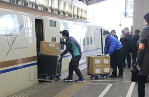 JR東日本が実施した新幹線による荷物輸送実験=3月8日、新潟市中央区のJR新潟駅