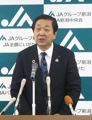 年頭の記者会見で米価の見通しなどを述べる県農協中央会の伊藤能徳会長=1月7日、新潟市中央区