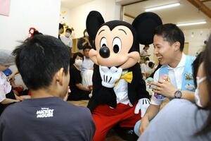 ミッキーマウスたちと大喜びで触れ合う子どもたち=新潟市東区紫竹卸新町