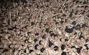 「西大寺会陽」で本堂に集まり宝木の投下を待つ男たち=21日夜、岡山市東区の西大寺観音院