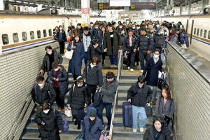 多くの帰省客で混雑した新幹線ホーム＝２７日、ＪＲ新潟駅