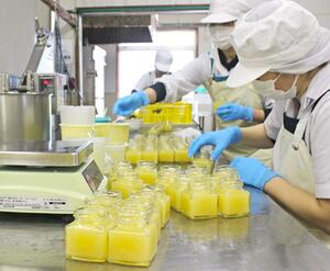 ル・レクチエのジャムを瓶詰めするマルハフーヅの従業員＝佐渡市羽茂大橋