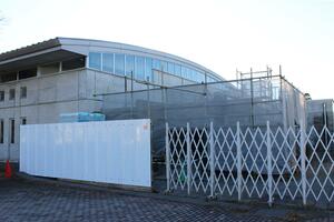 来年６月の供用開始に向け工事が進む長岡市悠久山屋根付多目的コート＝長岡市悠久町