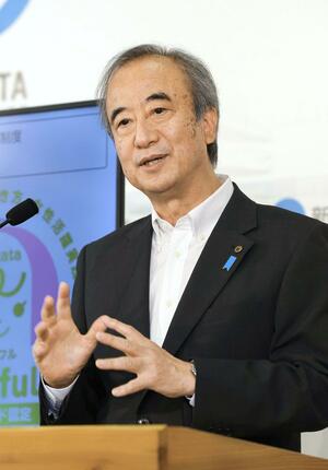 定例会見に臨む花角英世知事=17日、県庁