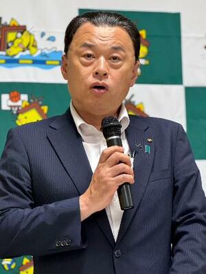 記者会見する島根県の丸山達也知事=16日午後、東京都新宿区