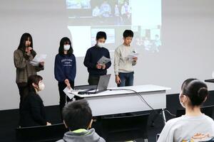 魚沼市の未来についてプレゼンする小出小6年生=魚沼市役所