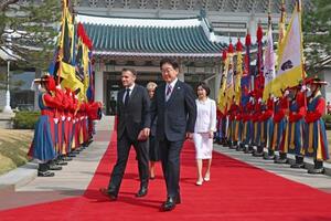 　韓国大統領府で開かれた歓迎式典に臨むフランスのマクロン大統領（左）と韓国の李在明大統領＝３日、ソウル（共同）