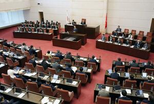 県議会12月定例会で代表質問に答える花角知事=12月5日、新潟市中央区