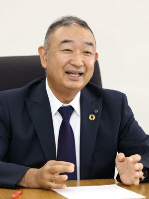 インタビューに答える北越メタルの新社長・加納愛仁氏